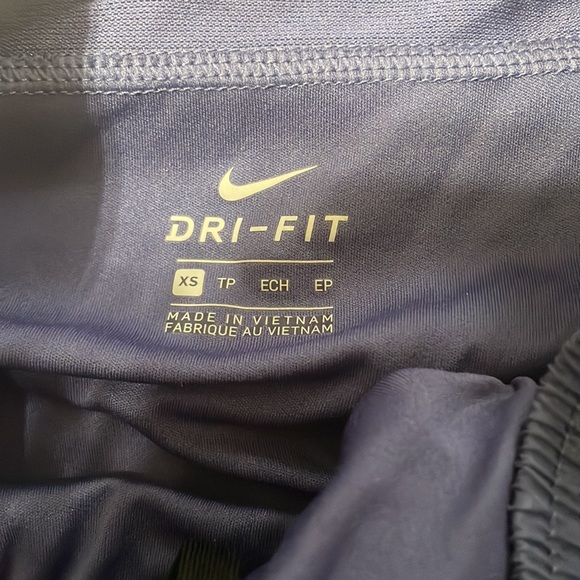 Athletic shorts - Picture 2 of 4